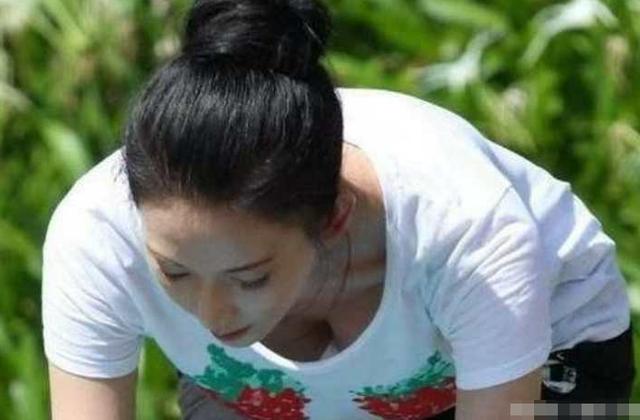 黄渤林志玲户外活动玩游戏,网友直呼:志林姐姐这草莓t恤穿对了