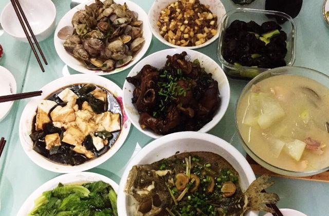 儿子从小一起长大的小伙伴家请客吃饭,一桌菜好吃到流口水