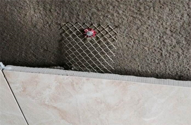 都说墙砖挂铜丝工艺好,师傅却笑着说,我的方法才最好