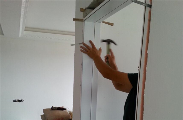 原来木门这样安装才最牢固,很多师傅都把这个步骤给省了