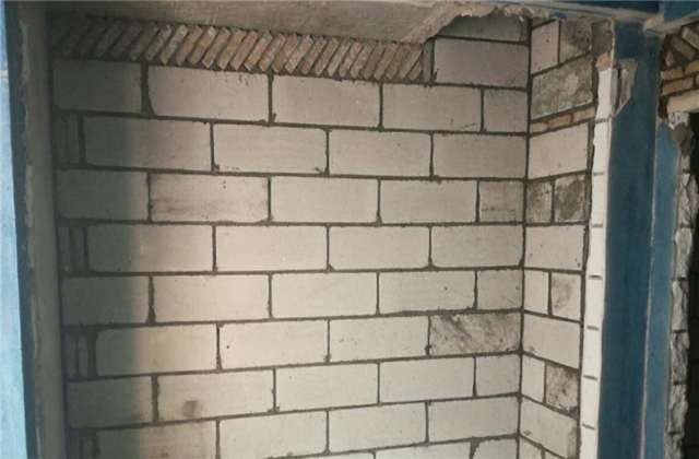 刚砌好的墙,业主说砌斜了,可检测没问题后,师傅却不做了