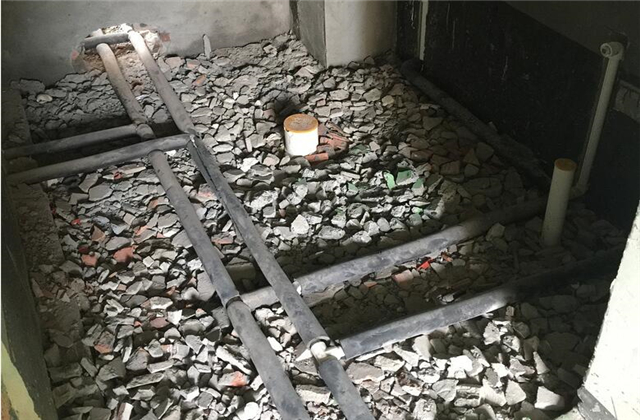 业主的想法很简单,卫生间全部用建筑垃圾来回填,然后直接进行找平做