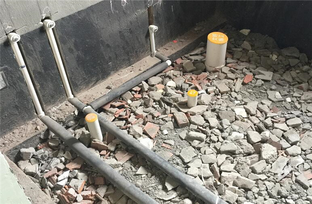 业主要求这样回填卫生间,师傅直摇头,表示只能这样处理了