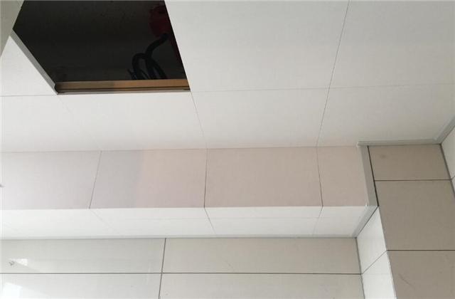 其实主要原因就是师傅看到,业主家的厨房最边上有一道横梁,而墙砖这块