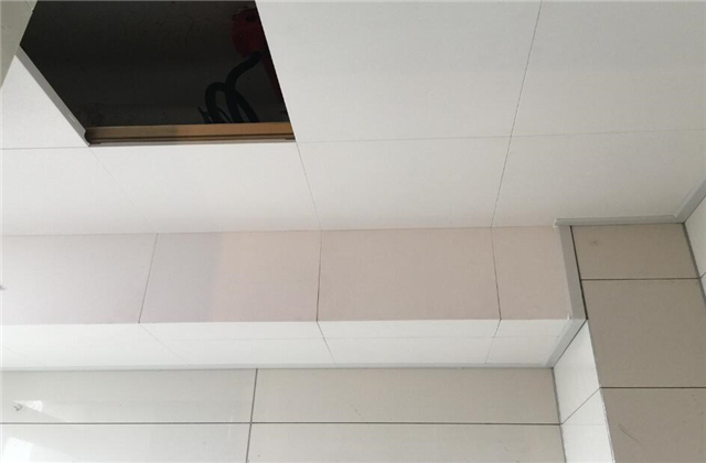 而墙砖这块也只贴到横梁的底部,所以常规的吊顶都是平着这根梁来包的