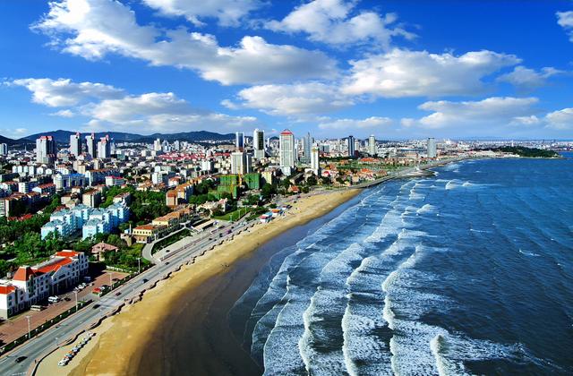 95平方千米,海岸线长909千米,濒临渤海,黄海.