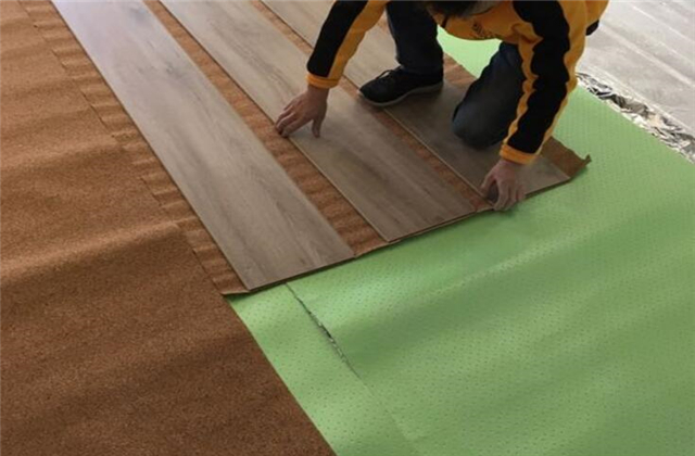原来铺强化地板时,还得加上这个东西,效果才会更加好