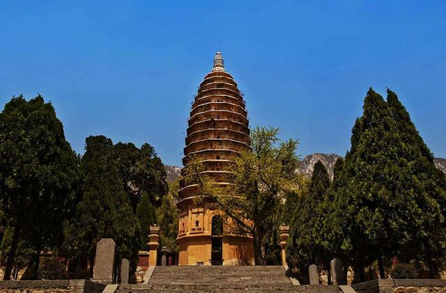 嵩山旅游风景区还包含嵩山,三皇寨,卢崖瀑布,九龙潭等自然景观.