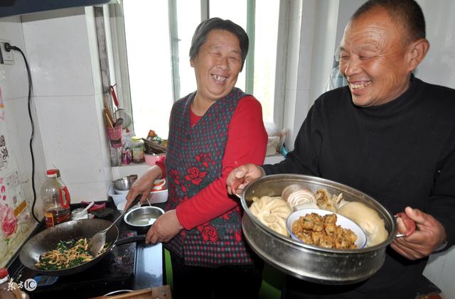 表叔抚养我长大 门口听到他和哥哥的对话 我完全懵了