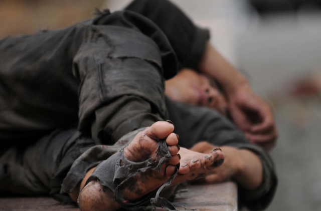 口渴了喝地上雨水,累极了倒头就睡,流浪汉有的衰,有的点亮街头