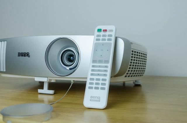 小客厅少花钱玩大屏幕侧投是唯一出路明基w1120投影仪测评