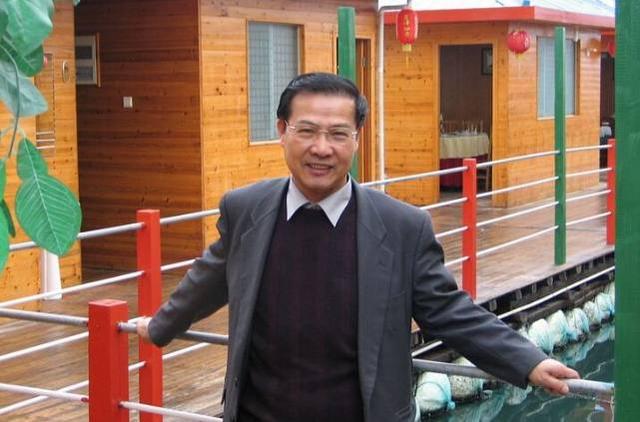 她在情感生活上争议就比较大了,嫁给了大37岁的邹友开,邹友开是圈内出