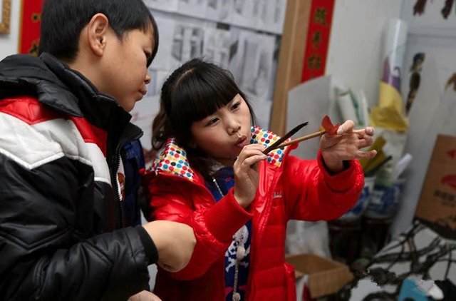 皮影纸片有点损坏,范金娟在进行修复.平日里,演员们在一起练功.