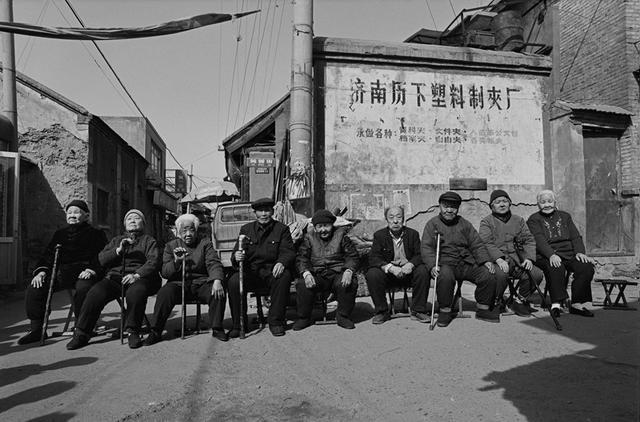 相随 1991年6月23日济南馆驿街——薛尧摄影      老眼神 1985年