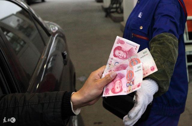 老公卖东西经常少收钱 别人笑话他太傻 二年后笑他的人哭了
