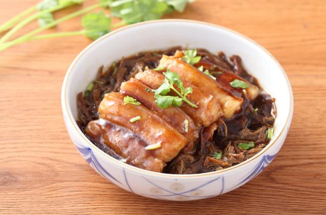 年夜饭上绝不能少"梅菜蒸肉"这道硬菜,滋味浓郁,做法超简单