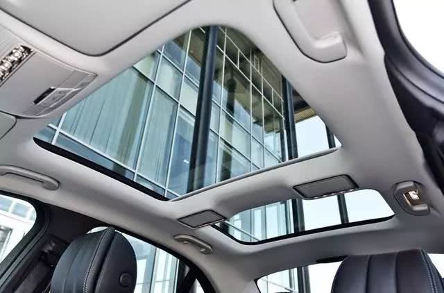 奔驰c200l的主要配置有全景天窗,主动刹车,自动驻车,一键启动,全车窗