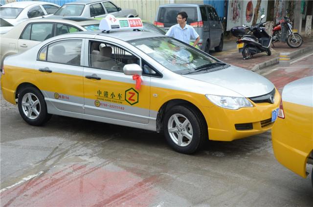 虽说不常见,不过本田雅阁(配置|询价)的出租车也是有一些的,而且开