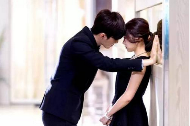 男女相处时候,女人最喜欢男人的3个动作,充满荷尔蒙的味道