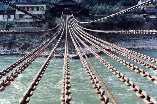 "金沙水拍云崖暖,大渡桥横铁索寒.更喜岷山千里雪,全军事后尽开颜.