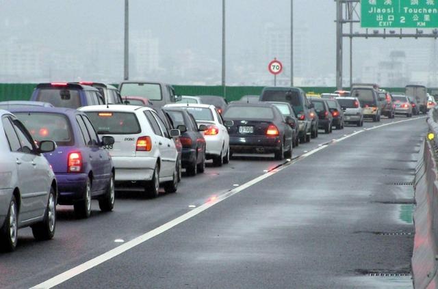 开车回家过年,高速路上遇到这几种情况记得要远离