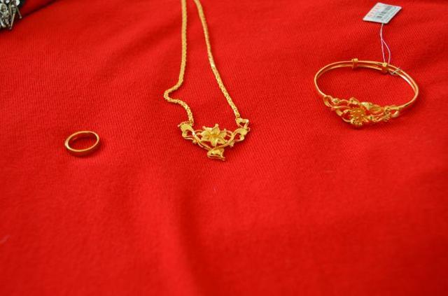 结婚没要彩礼钱,婆婆送来旧首饰三金,并说我太廉价了