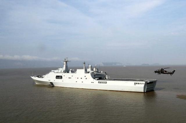 中国最大两栖舰火力将翻倍:对手坦克被迫退离滩头