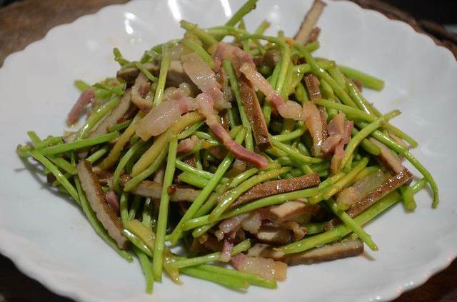 家常菜,简单易学,咸肉炒芦蒿!