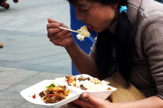 盘点春运路上的吃相, 盒饭成主角, 孩子睡着了, 妈妈抓紧吃饭
