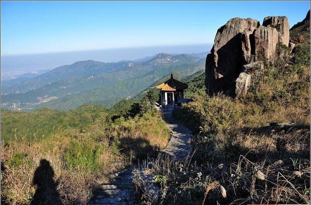 摩天石,是普宁第二峰位于云落镇以南至大南山一带山脉,景区腹地有一条