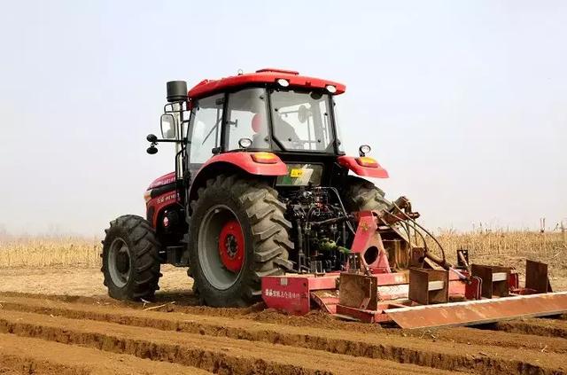 五征me1404大马力拖拉机春耕大田显身手