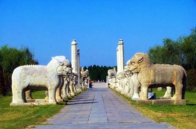 朱元璋当皇帝后打算为其父母迁坟,刘伯温一看:这座坟千万不敢迁