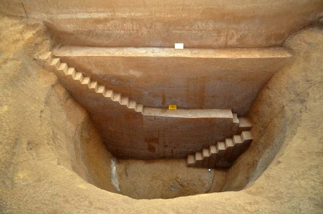 一施工队发现一奇怪夯土台基,发掘出一古墓,考古家走进后看呆了