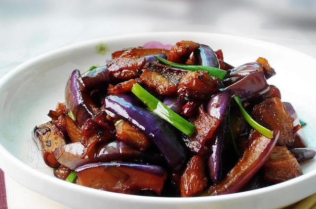 东北菜:五花肉炒茄子,秋天上火最好是吃茄子来去火气!