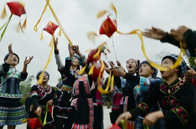 抛来的爱情:布依族的丢花包习俗