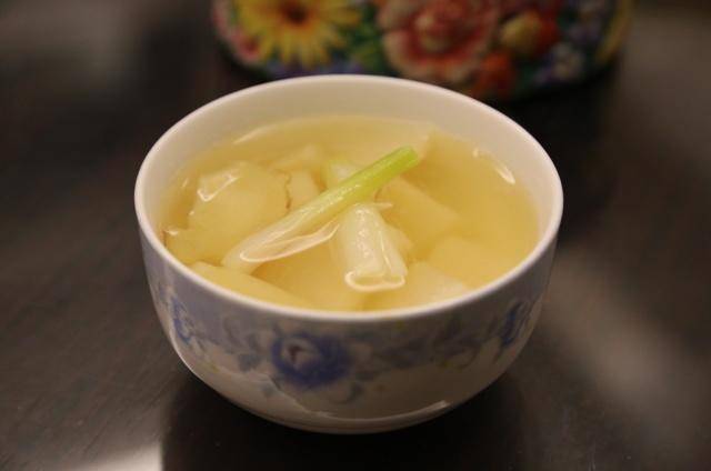 1,萝卜洗干净,留皮切块;姜洗干净,留皮切片;葱洗干净,去头去尾留葱白