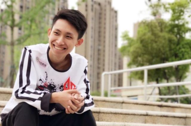梦泪女仆装真人版上线,网友调侃:别遮脸,手拿开!