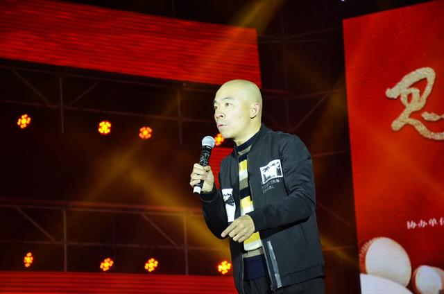 剑州迎春晚会,歌唱家容中尔甲和蜀笑星铁公鸡同台献艺,热闹非凡