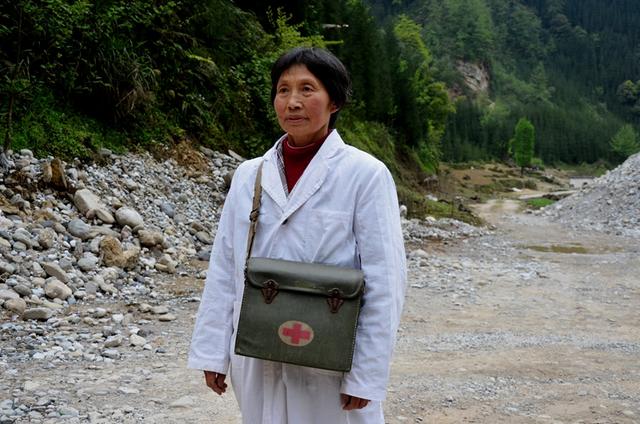 乡村里的医生青春献给大山 年出诊路可以绕地球一圈