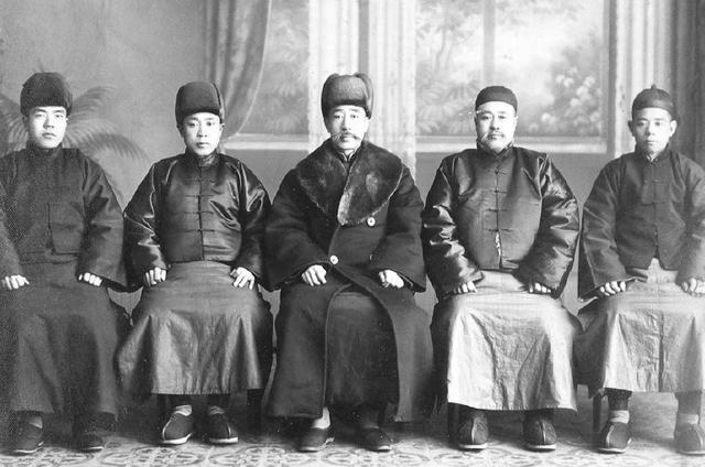 靠着亲朋好友在张作霖面前的劝说,汤玉麟才得以回到奉军担任了中将