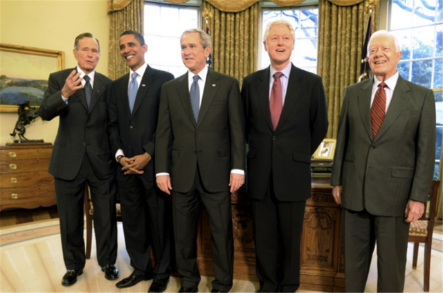 图为1927年,在比利时布鲁塞尔召开第五届索尔维会议,庞大的天才团合影