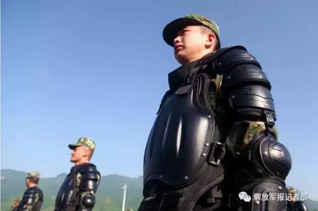武警重庆总队七支队基层带兵人正在进行手榴弹投掷武警重庆总队七支队
