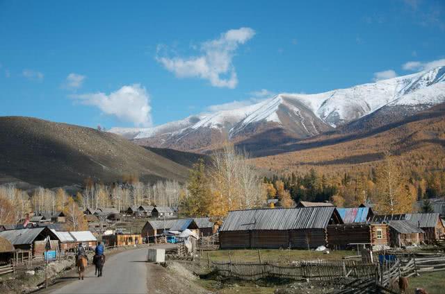 中国西北第一村,在村里可以看见哈萨克斯坦的雪山!