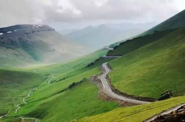 近两年新疆有一条南北贯穿天山的路,叫"独库公路",热度持续上升.