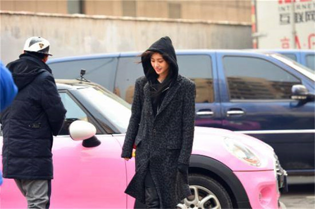 因自卑整容,惨遭男友抛弃,今26岁开上豪车,还和前任携手新剧!