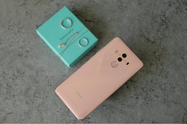 职场女精英剁手mate10pro樱粉金的n个理由|华为|职场|精英_新浪新闻