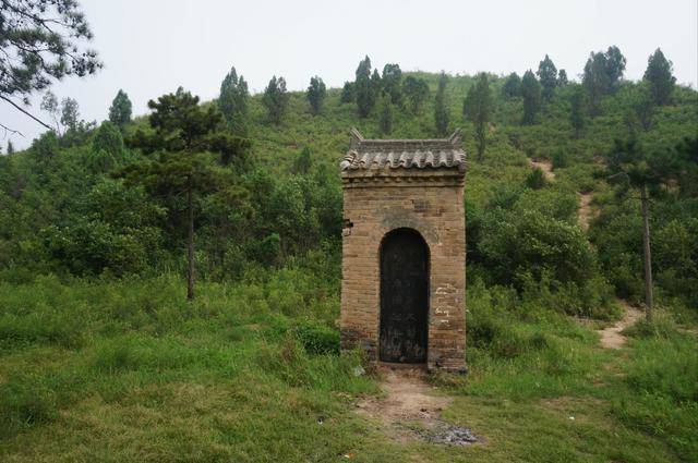 名垂千古的民族英雄,墓旁遍地杂草,周围都是大小便