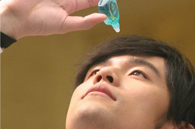 记得这是快乐女声那时候的广告了吧,当时周杰伦代言的闪亮滴眼液也是