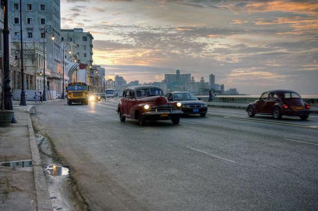 古巴，一个喜欢经典老爷车的国度，街道上的出租车大有年头|古巴|老爷车|哈瓦那_新浪新闻
