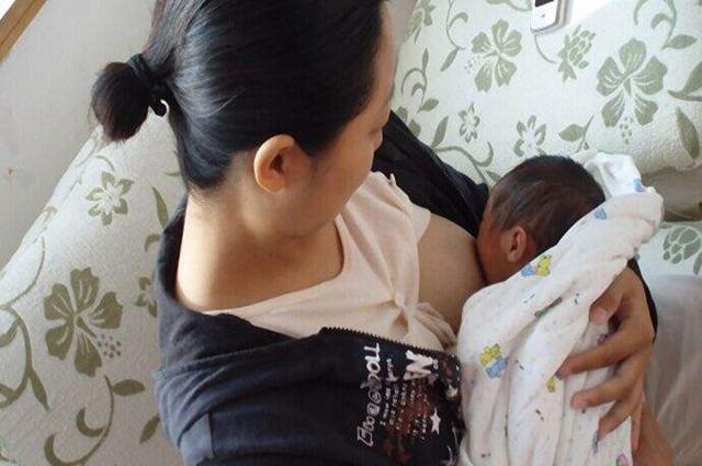 95后宝妈头胎只生了女儿喂奶时却多个儿子抢奶接着还进了医院